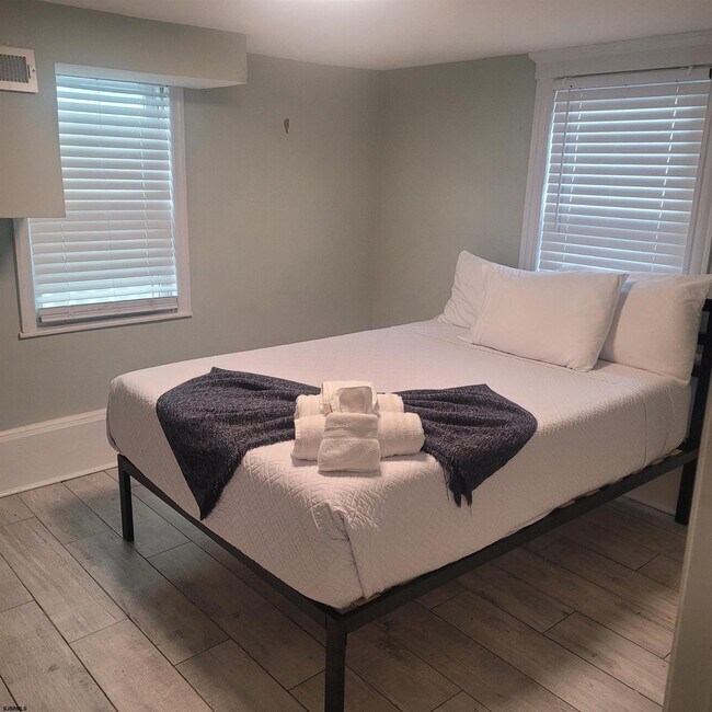 Building Photo - 105 N Windsor Ave