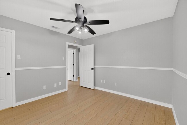 Building Photo - 620 W Stoneybrook Dr