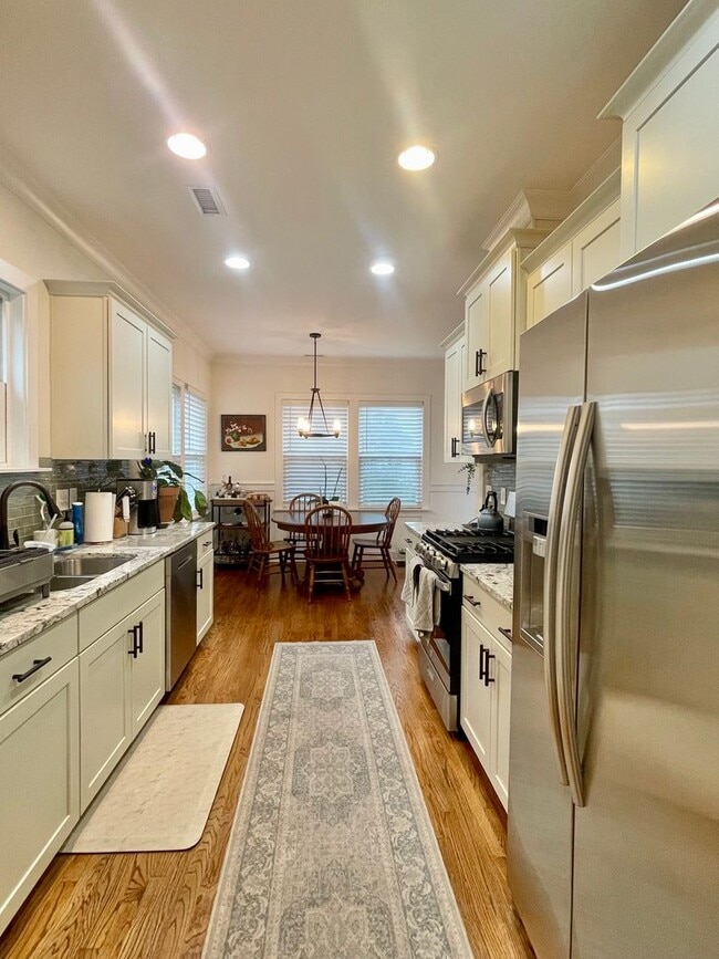 Building Photo - Beautiful Craftsman home near Duke!