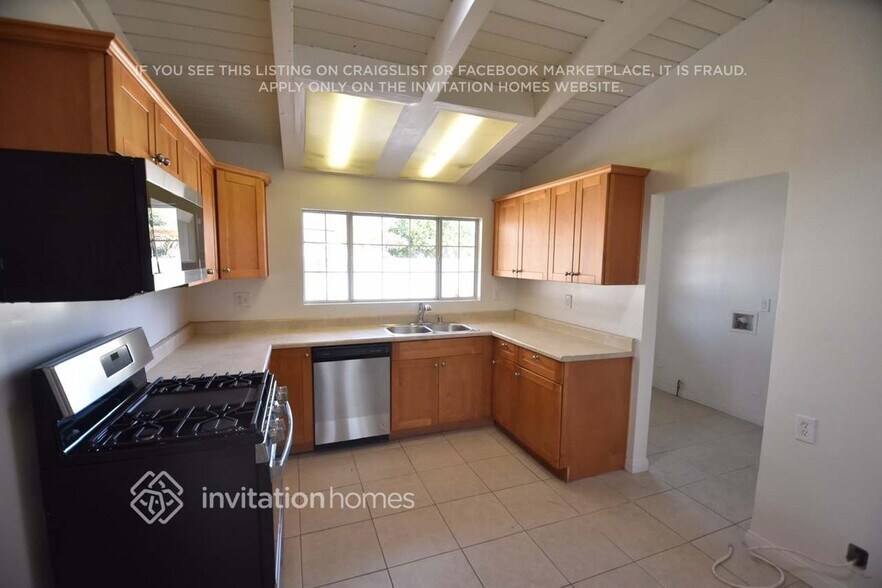 Building Photo - 8002 Crosnoe Ave