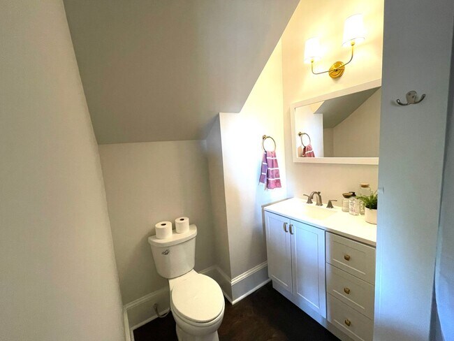 Building Photo - Renovated Historic One Bedroom Apartment D...