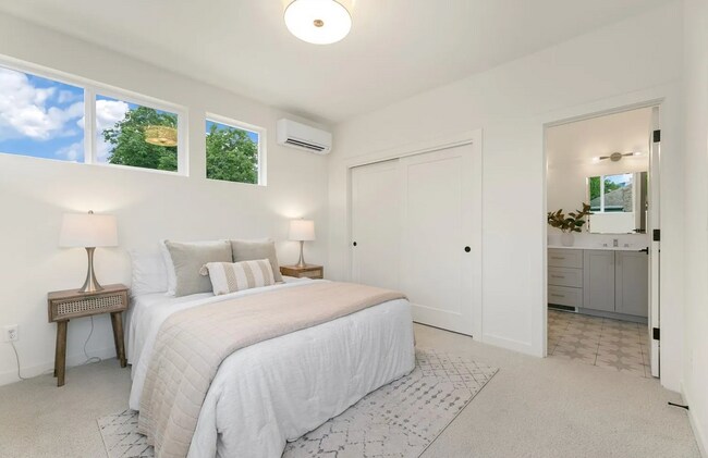 Building Photo - Modern & Tranquil Townhome in Seattle's Ce...