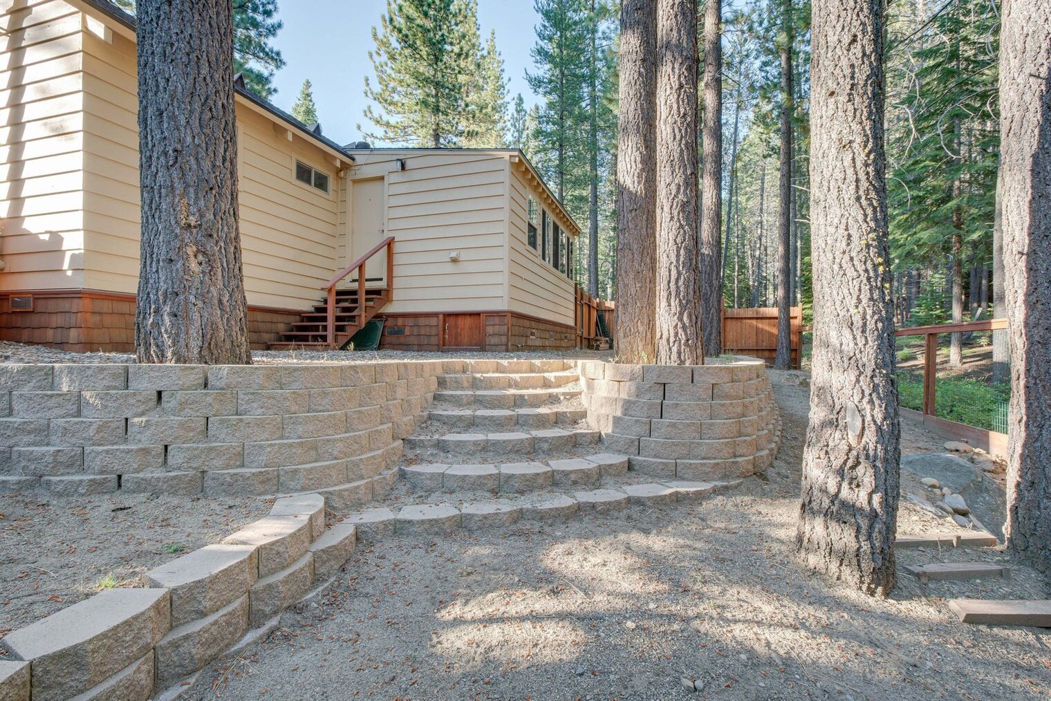 Building Photo - 932 Kiowa Dr