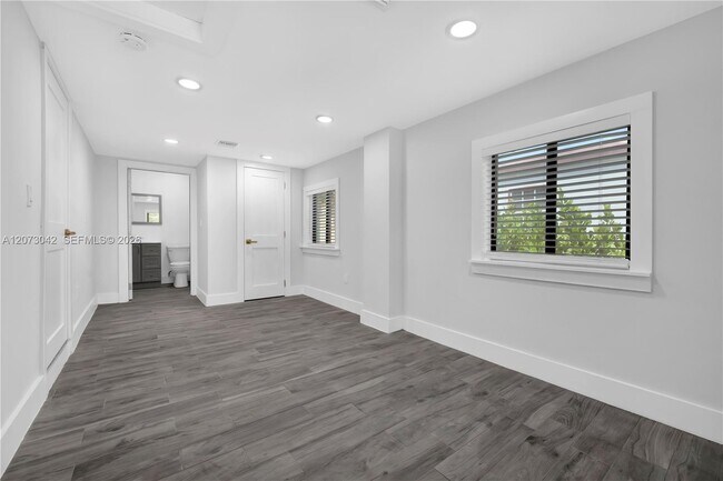 Building Photo - 1566 NE 174th St