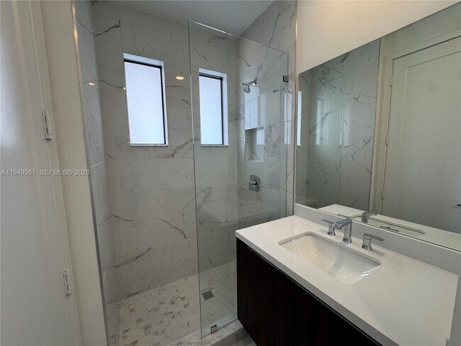 Building Photo - 19749 NE 16th Pl