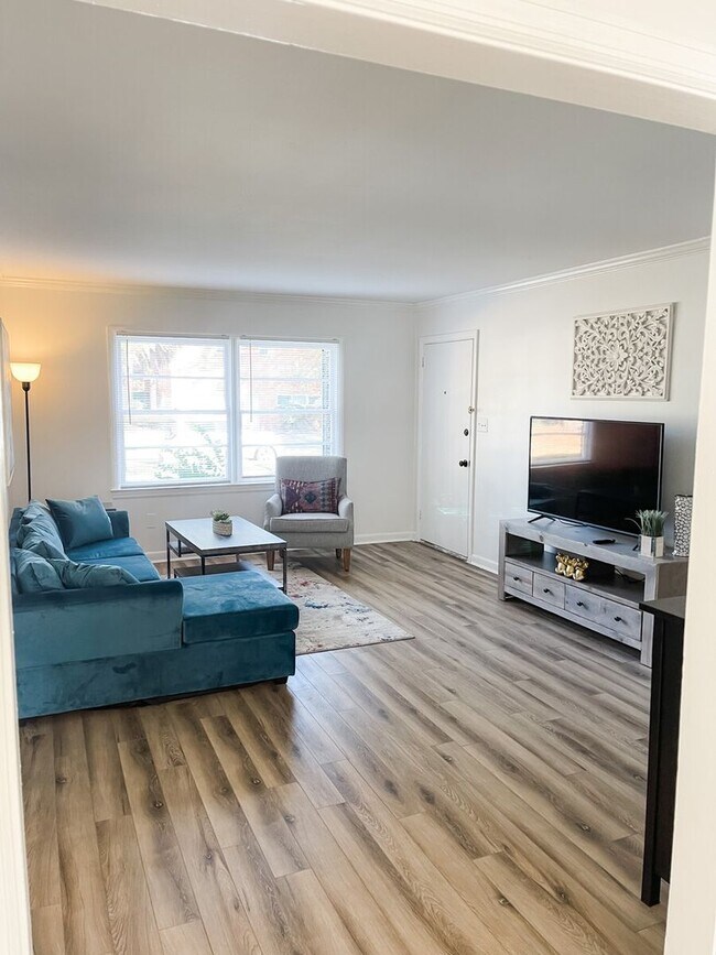 Building Photo - Charming Apt near Savannah's Historic District! Unit 1