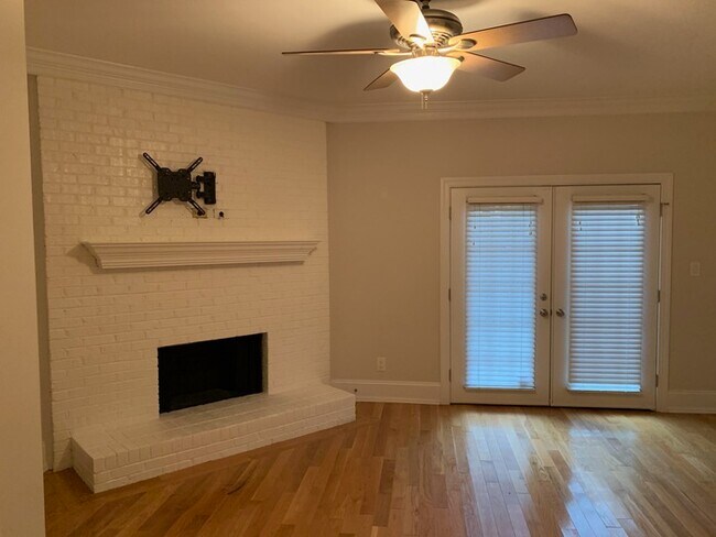 Building Photo - Elegant Townhome between Oakwood and Mordecai
