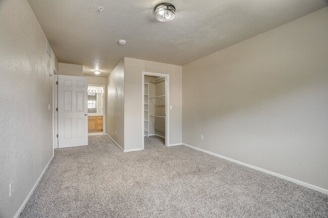 Building Photo - $1,795 - 2 bed/2.5 bath Townhome with new ...