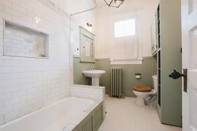 Building Photo - 1952 Court Ave