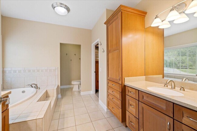 Building Photo - Bright and Spacious Home on Cascades Rd