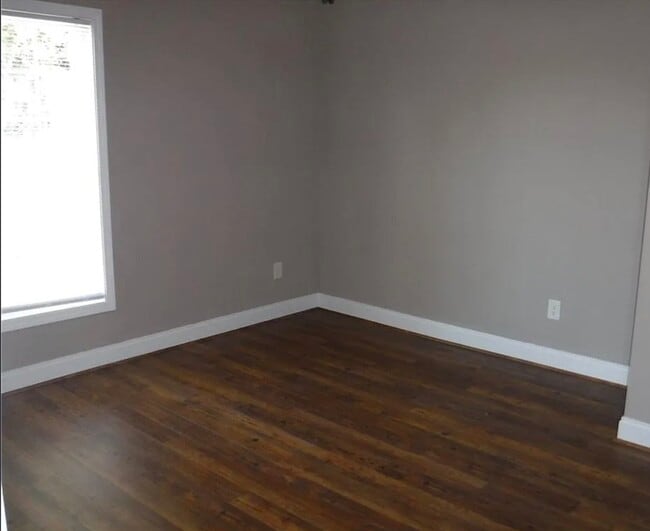 Building Photo - 308 S Poplar St