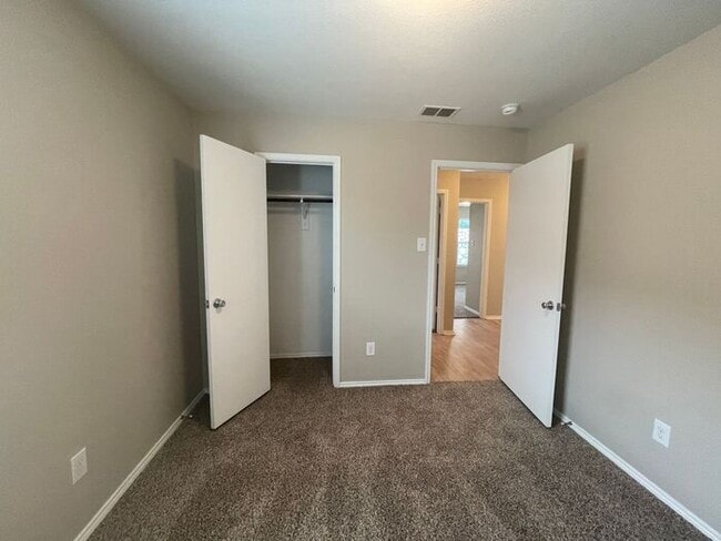 Building Photo - Perfect 3 Bedroom 2 Bath Home! GREAT Fort Worth Location -- Stainless Steel Kitchen Appliances In...