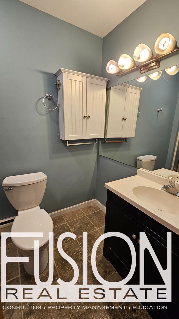 Building Photo - Bright, Spacious End-Unit Townhome in Prem...