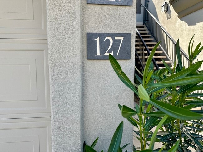 Building Photo - Gorgeous 2 bedroom / 2 bath condo in The Enclave