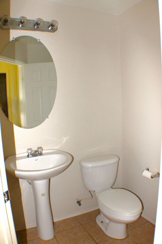 Building Photo - Roomy Palacio Del Oro North Townhome