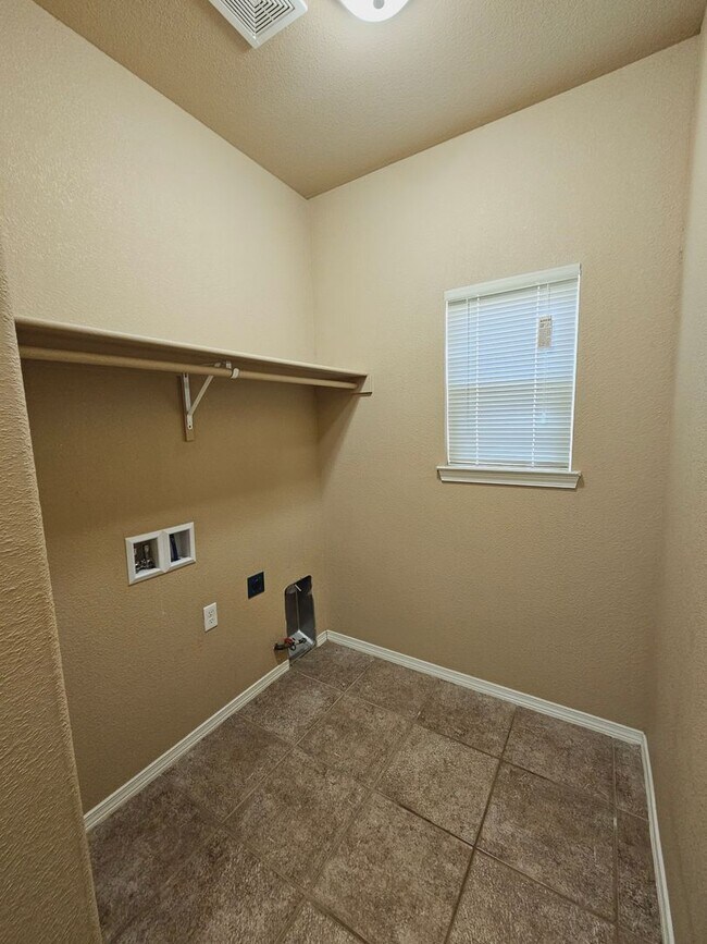 Building Photo - Beautiful 4 bedroom 2.5 bath home in Northeast El Paso!