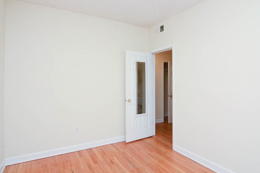 Building Photo - 557 W Aldine Ave