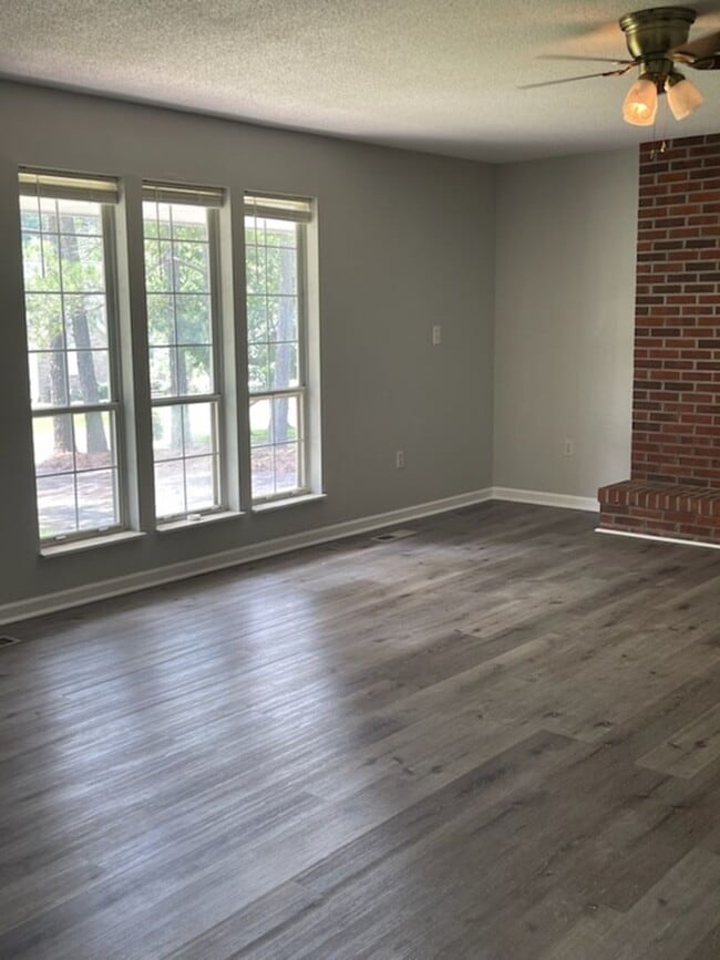 Building Photo - Move In Ready!!