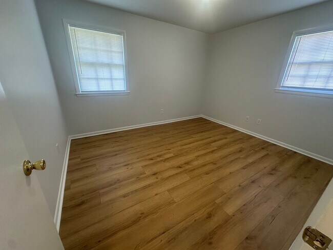 Building Photo - OPEN HOUSE 3/28 from 1PM to 3PM. 2 Bedroom, 1 Bath Duplex Located in the Center of Wilmington