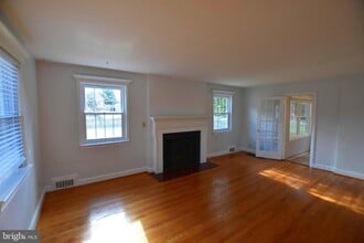 Building Photo - 10118 Cedar Ln