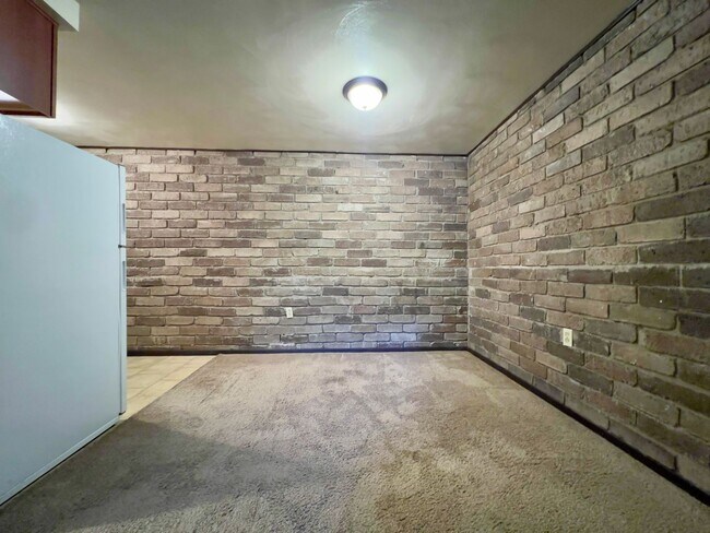 Building Photo - Cozy One Bedroom Apartment! Exposed Brick ...