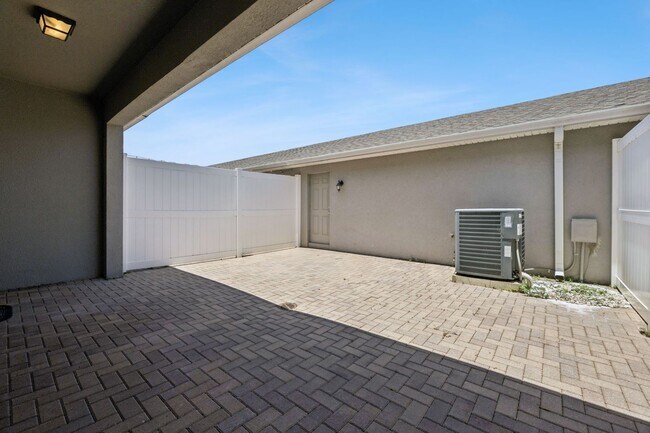 Building Photo - 3/2.5/2 Townhome in SummerLake