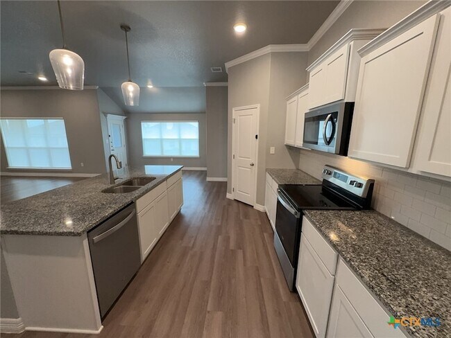 Building Photo - 907 Holliday Dr