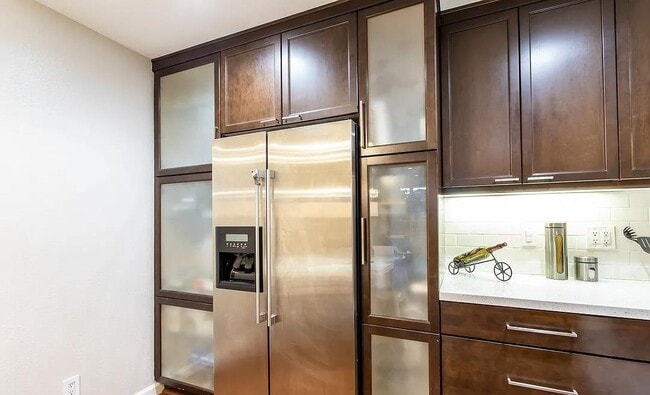 Building Photo - 8530 Holloway Dr