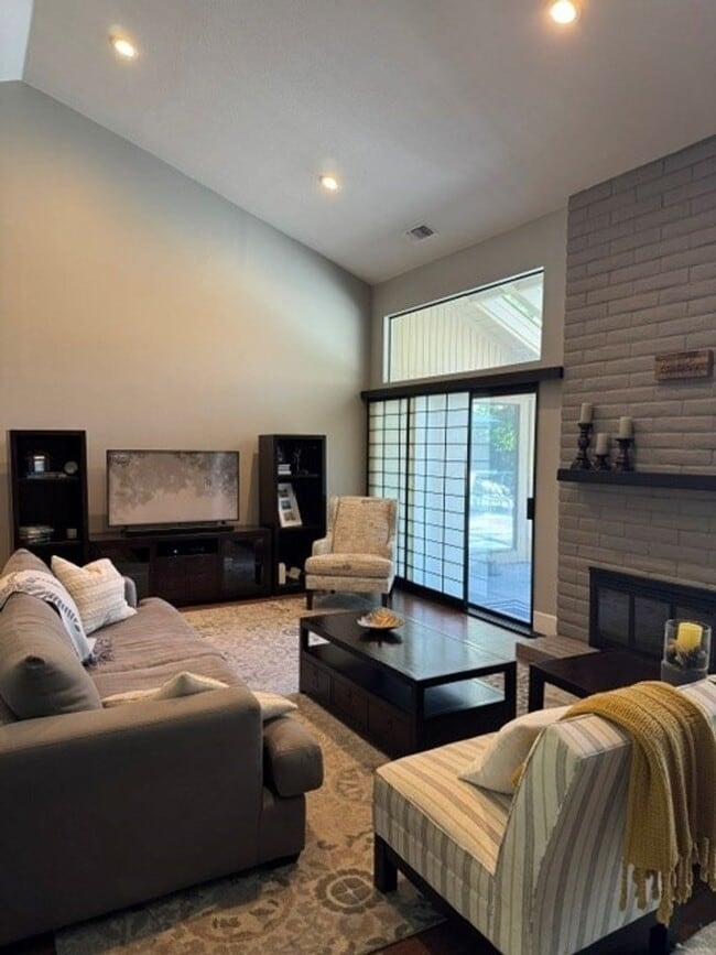 Building Photo - Gorgeous 3-Bedroom House in Gold River wit...