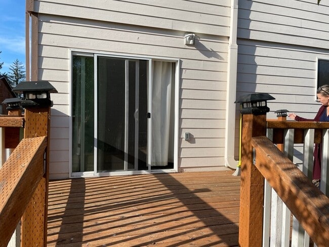 Building Photo - BEAUTIFUL THREE BEDROOM AT SILVER LAKE