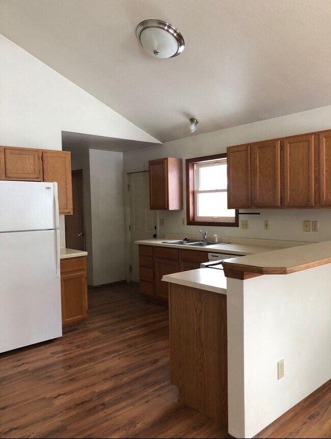 Kitchen - 518 N Black Ave