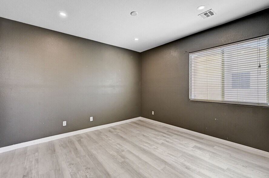 Building Photo - 8125 Chestnut Hollow Ave