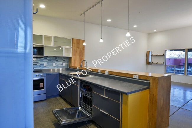 Building Photo - 1150 E 15th St