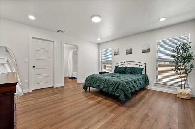 Building Photo - 2503 Langford Ave