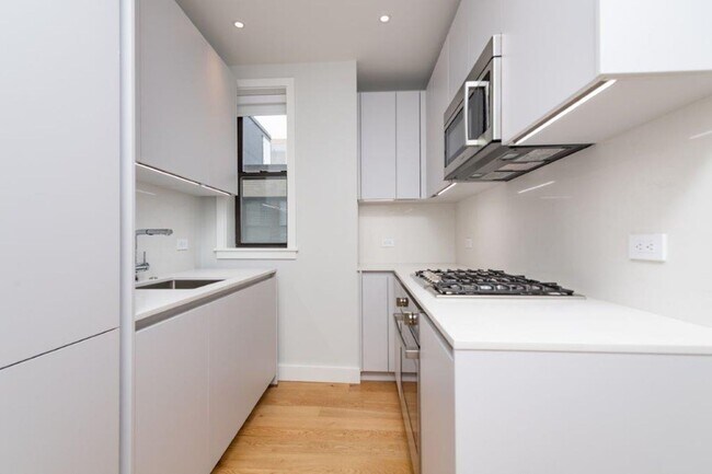 Building Photo - Freshly renovated: Now with 'Metal-object' in livin...