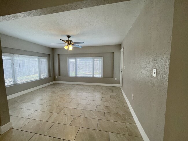 Building Photo - 4 bedroom 2 bathroom pool home for rent