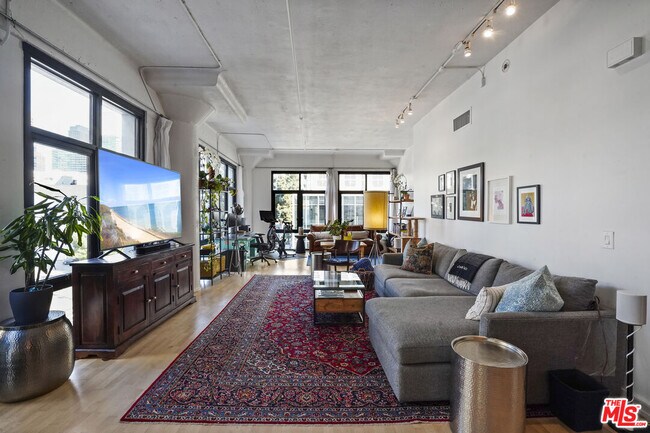 Building Photo - 330 W 11th St