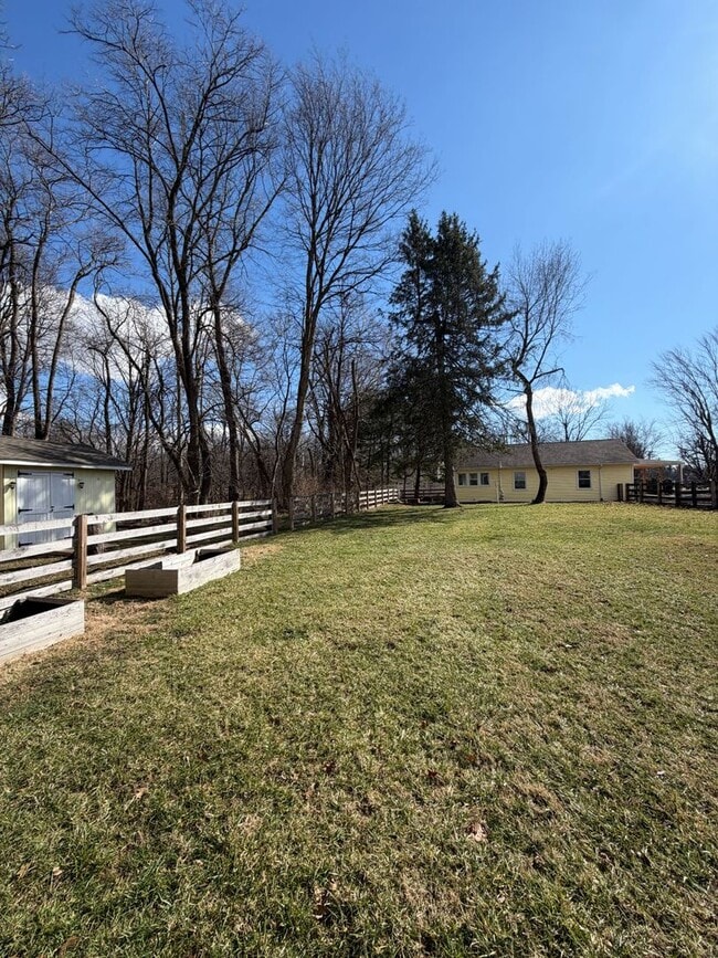 Building Photo - 2 Bed | 2 Bath | Office/Flex Room | 1 Acre Lot | Pickerington Schools