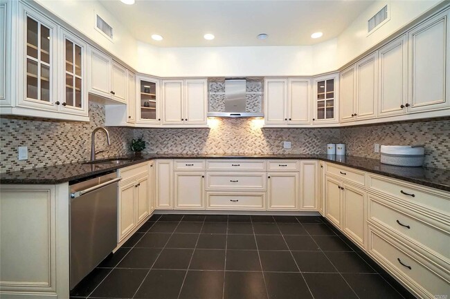 Building Photo - 242 Store Hill Rd