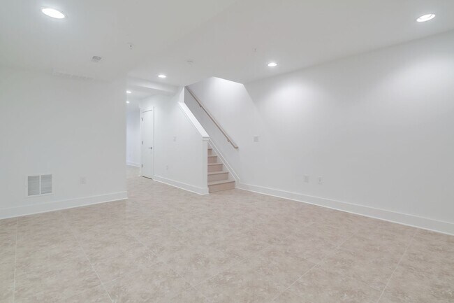 Building Photo - Northern Liberties Townhome with Parking
