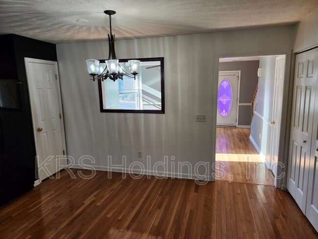 Building Photo - 1210 Victorian Village Dr
