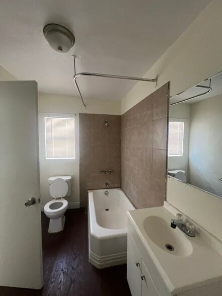 Building Photo - 413 W Van Buren Ave