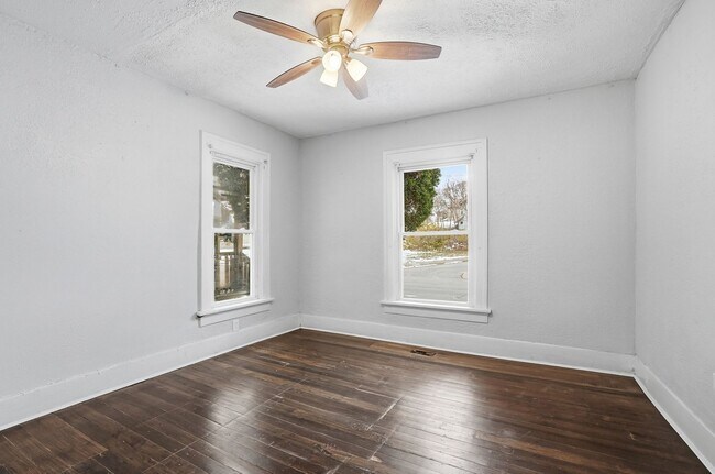 Building Photo - 44 5 Oaks Ave