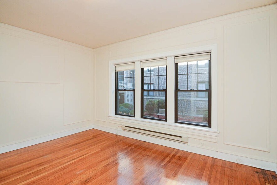 Building Photo - 1320 Oak Ave