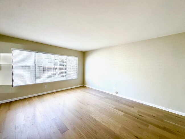 Building Photo - FOR RENT - 2 Br/1Ba 900 SF Cozy Single Sto...