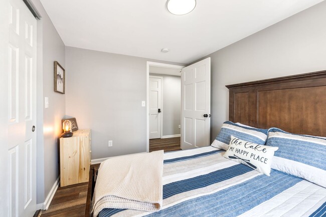 Building Photo - Fully Furnished 3 Bedroom Lakefront Home o...