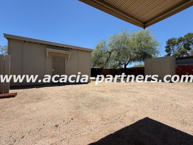Building Photo - 2 Bedroom home on a large lot