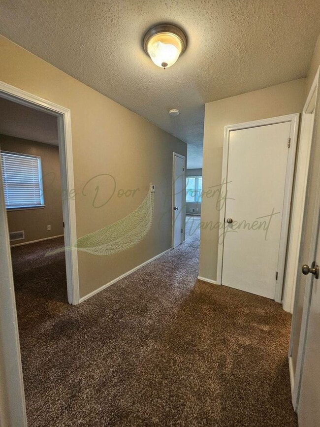 Building Photo - TOWNHOME IN BLUE SPRINGS!!!