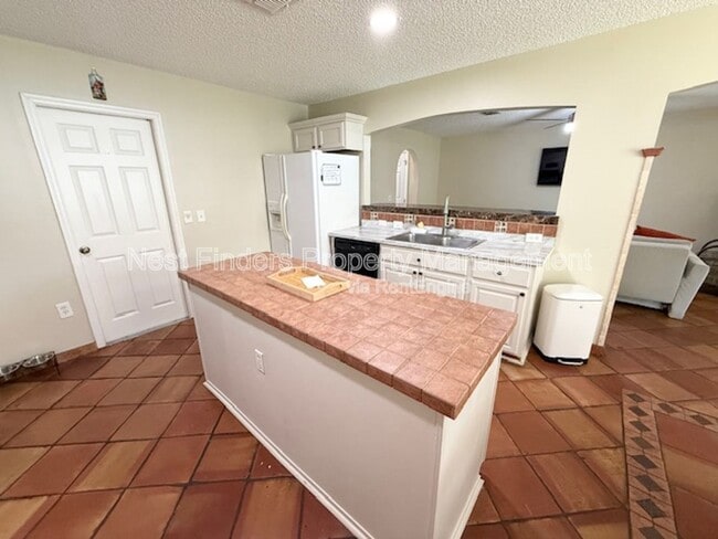 Building Photo - 47 Reeding Ridge Dr W