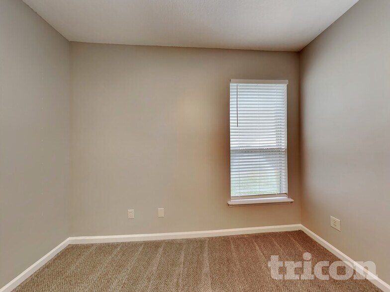 Building Photo - 272 Silver Glen Ave